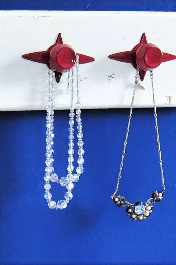 spray paint old furniture knobs to make a diy necklace holder (2)