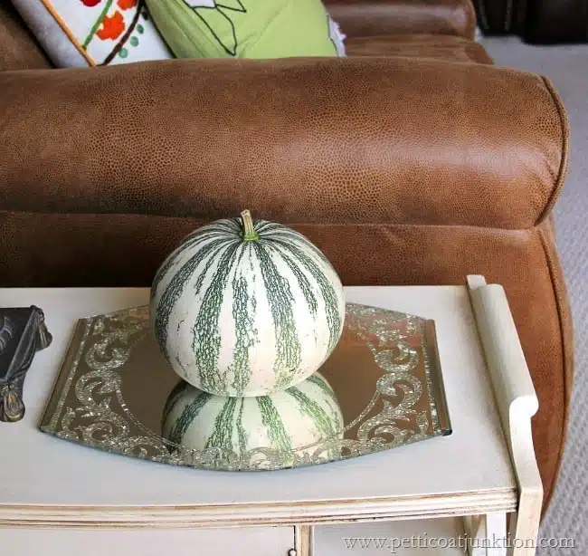 display a pumpkin on a table