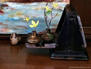How-to-decorate-with-vintage-door-knobs-Petticoat-Junktion-diy.jpg