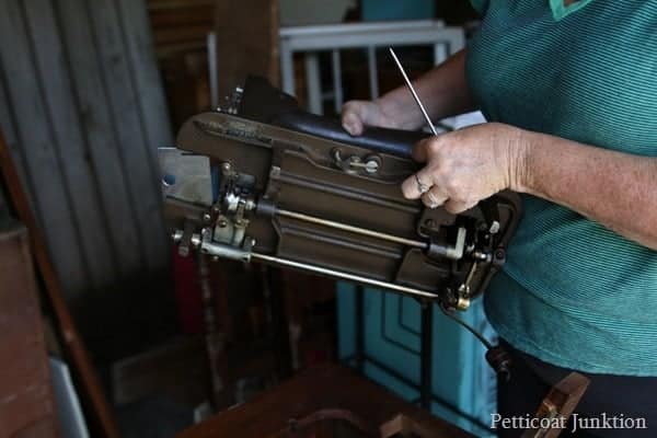 removing sewing machine from cabinet Petticoat Junktion