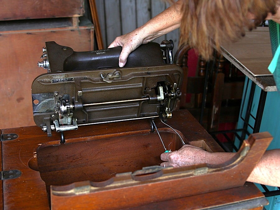 how to remove a Singer sewing machine from the cabinet