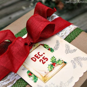 Christmas-gift-wrap-idea-Petticoat-Junktion.jpg