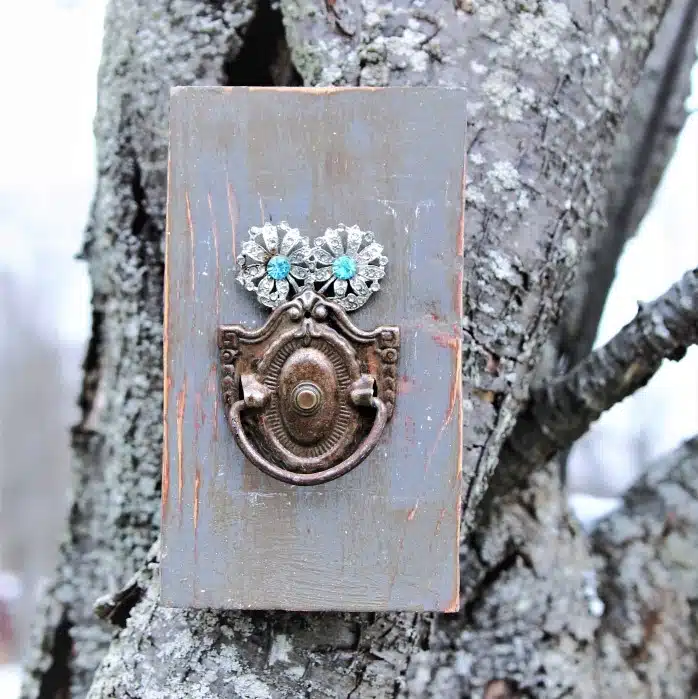 make owl wall decor using old drawer pulls and jewelry (5)