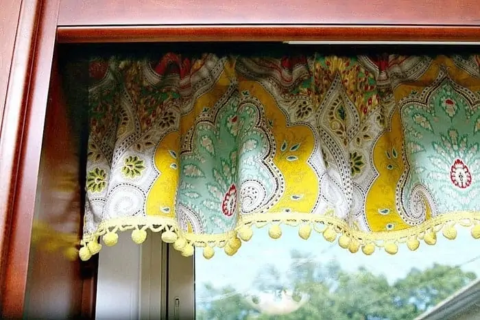 diy Kitchen Curtains With Cheery Yellow Pom Pom Fringe Petticoat Junktion 2