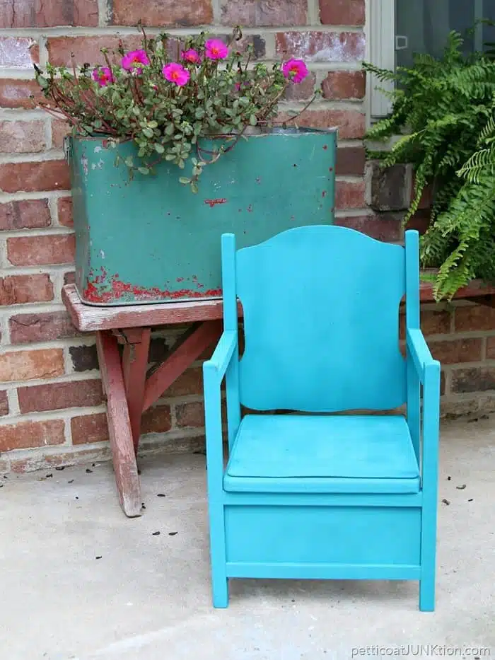 turquoise chair painted with spray paint in a HomeRight Spray Shelter 1