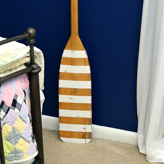 paint white stripes on an oar
