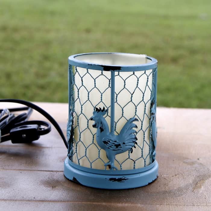 spray paint a rooster lamp