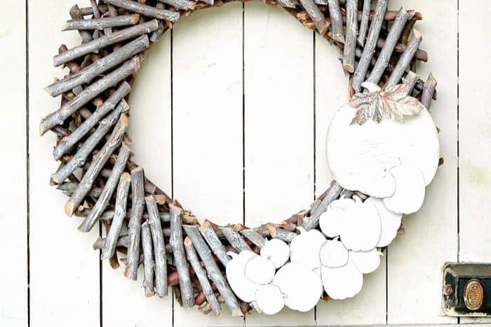 how to make a white farmhouse style Fall pumpkin wreath