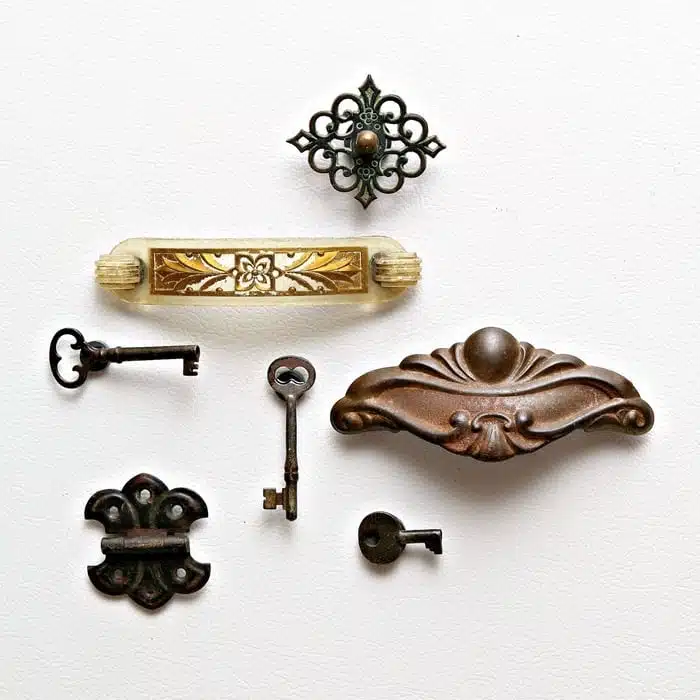 Thrifty DIY Home Decor Makeovers: vintage hardware and key magnets