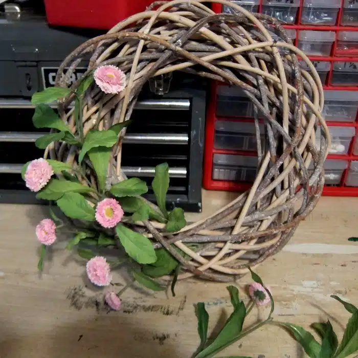 how to decorate a wreath with flowers