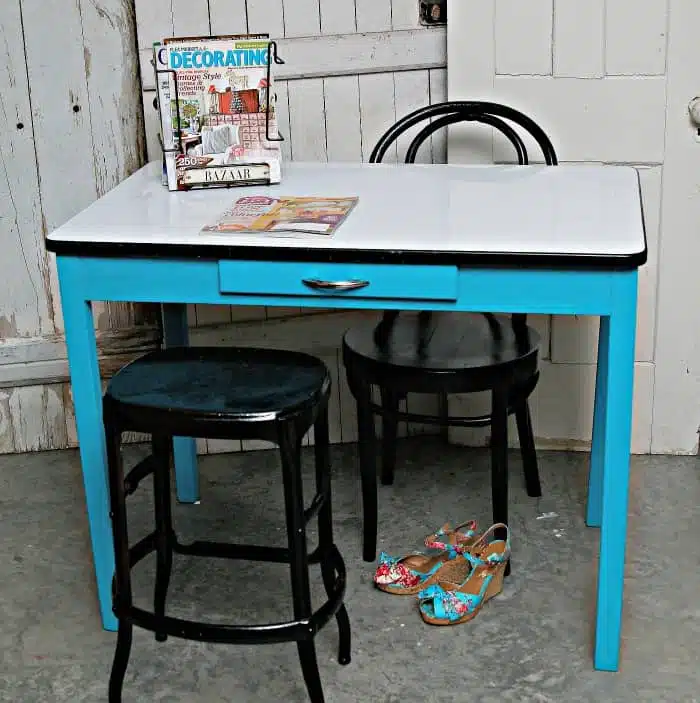 how to paint a vintage porcelain table and refresh to porcelain top to remove scratches and dirt.