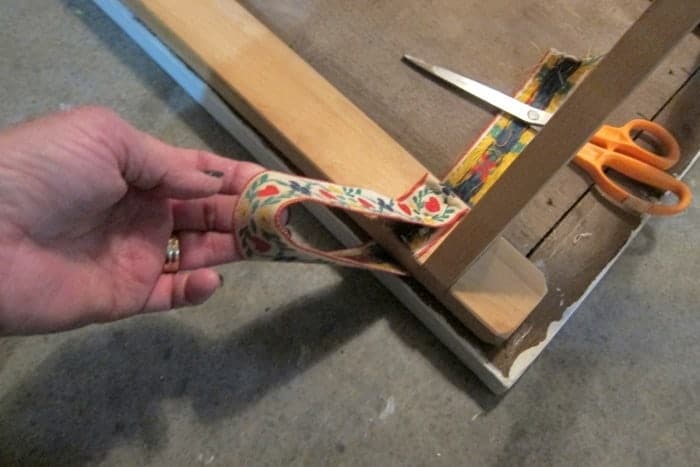 removing straps from folding tray table
