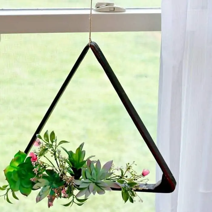 Outdoor Hanging Succulent Plant Display Idea