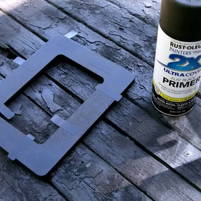 spray paint a wod picture frame
