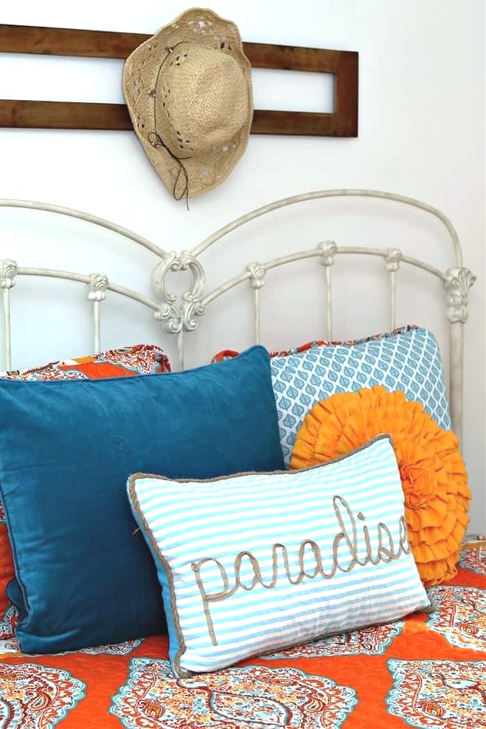 add decorative pillow in your guest bedroom (1)