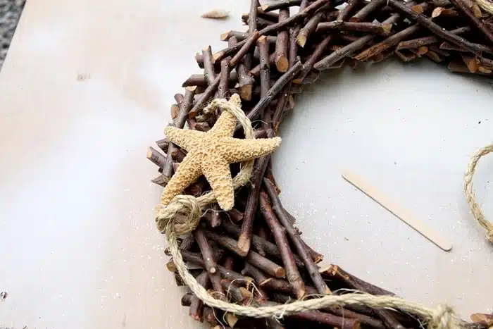 how to decorate a wood wreath with seashells