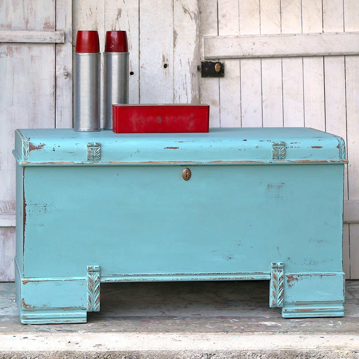 How To Paint, Distress, and Wax Chalk Paint on furniture