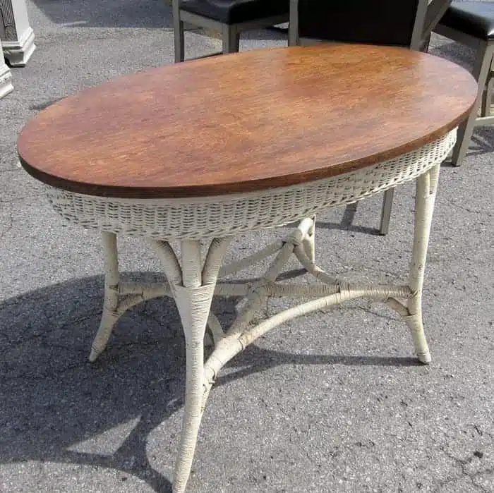 Pretty-table-at-the-Nashville-Flea-Market-from-Debbie-of-Crabtree-Corners_thumb
