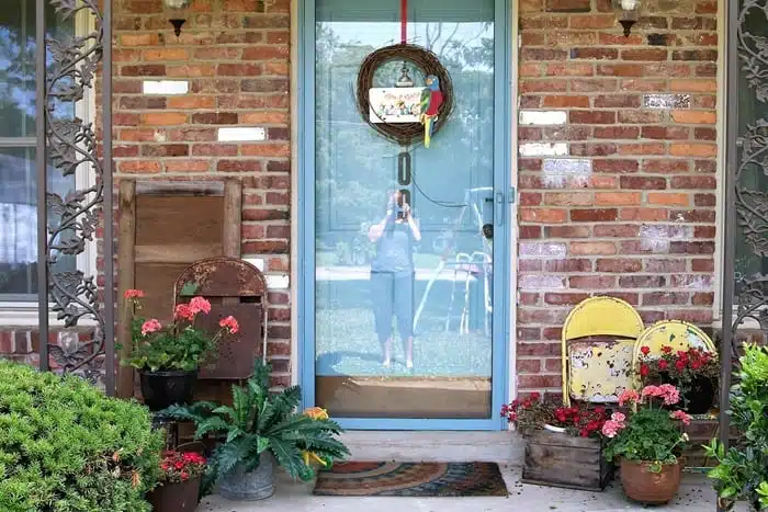 how to decorate outdoor spaces with junk decor