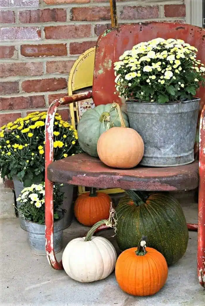 how to decorate with vintage metal chairs