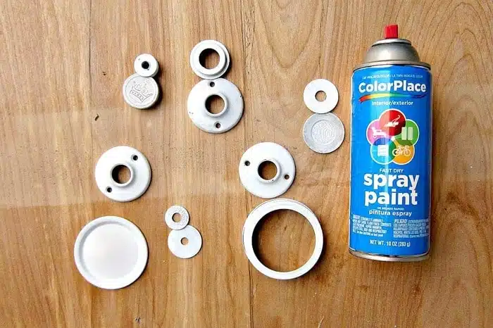 use inexpensive white spray paint to make snowman ornaments