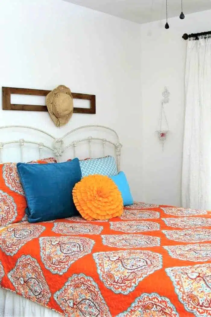 decorating a bedroom in bold colors (2)