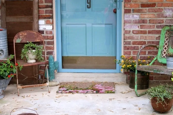 how to decorate the porch for Summer with rusty pots and pretty flowers