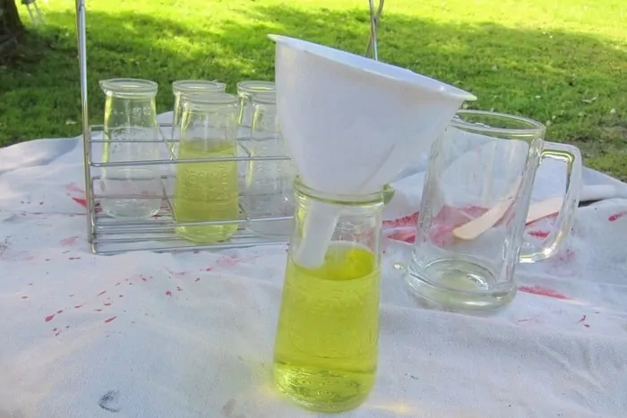 how to dye water yellow (2)