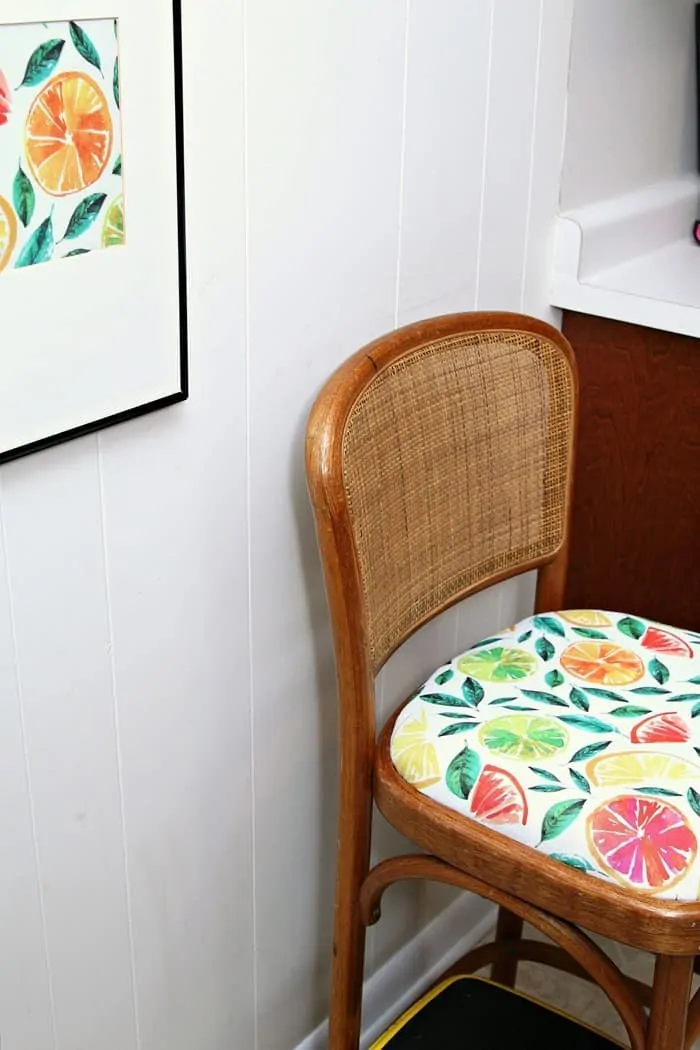 how to cover a chair seat with colorful cloth napkins
