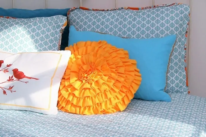 decorative pillows on the bed (3)