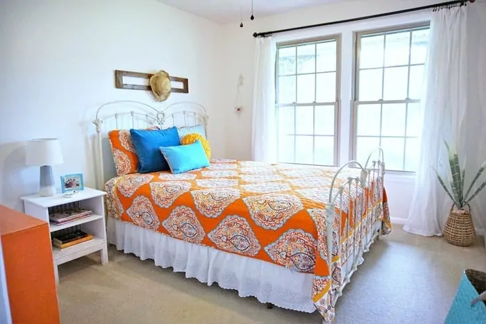 how to decorate a small guest bedroom