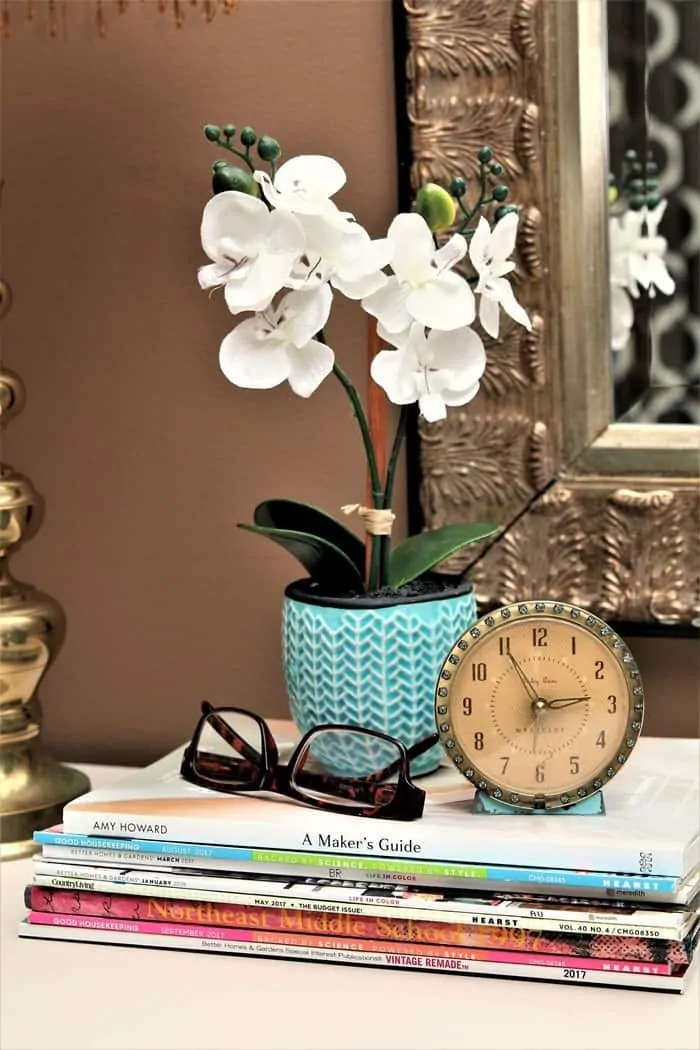 how to decorate a master bedroom with vintage items and new decor (3)