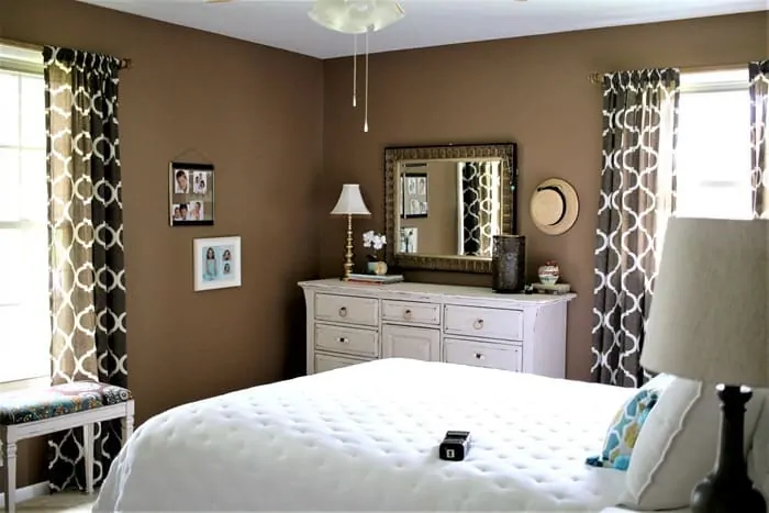 paint the master bedroom brown and decorate room in shades of white (2)