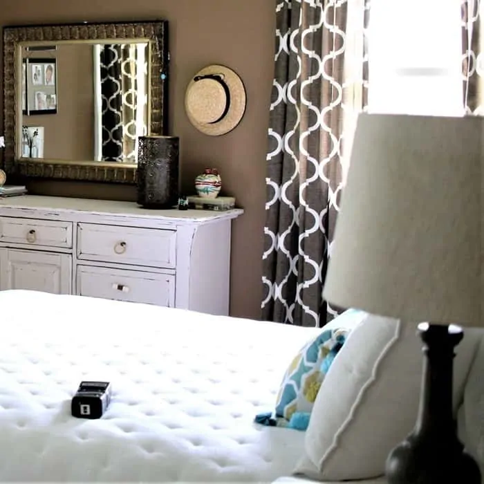 paint the master bedroom brown and decorate room in shades of white (3)