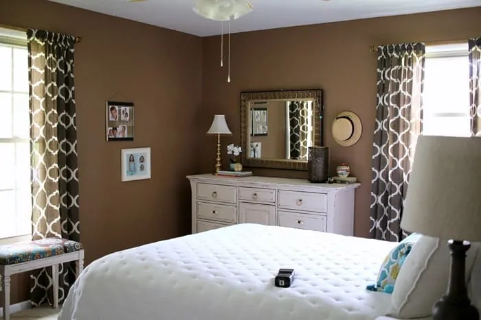 paint the master bedroom brown and decorate with shades of white