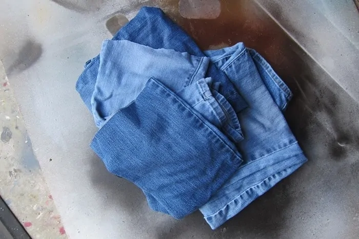 How to Fade Jeans With Rit Color Remover