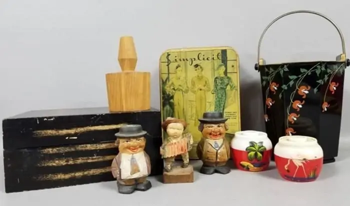 auction box lot with salt and pepper shakers