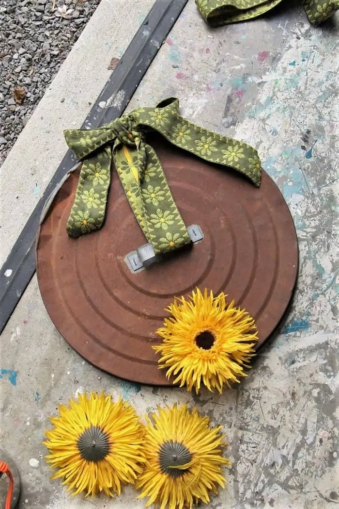 make a sunflower wreath using a rusty garbage can lid