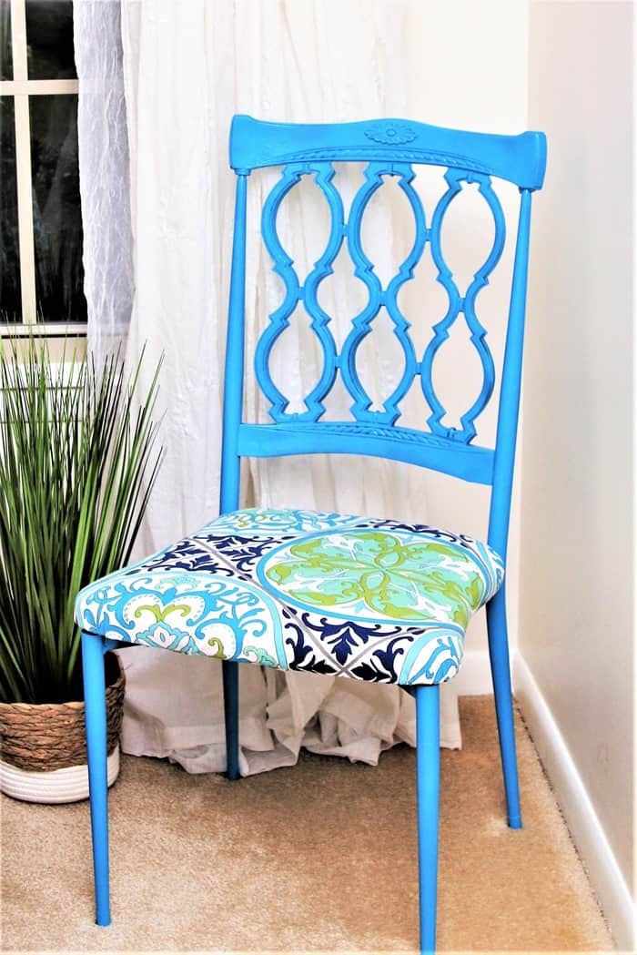 Dining room chair makeover with spray paint and new fabric seat