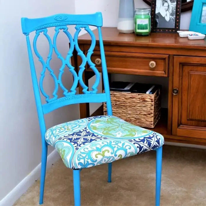 Spray paint metal chairs with Rust-Oleum spray paint color Maui Blue