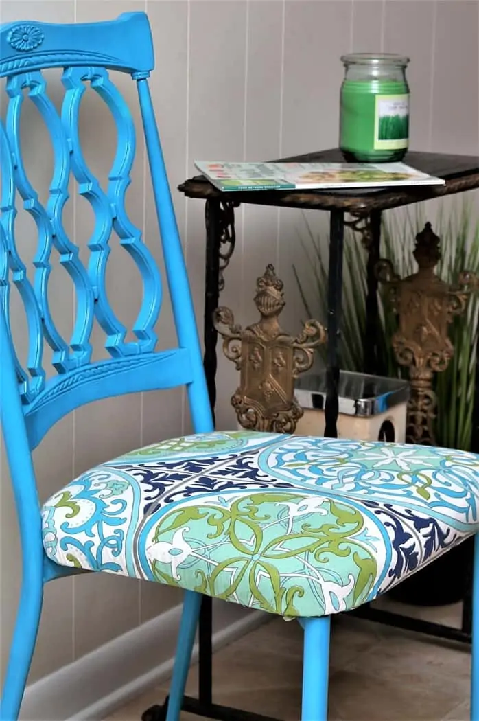 The easy way to paint metal dining chairs with spray paint