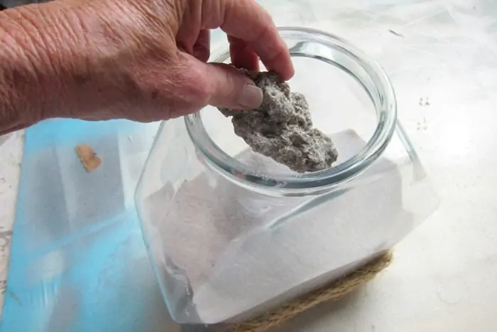 display sand and seashells in a vacation memory jar (7)