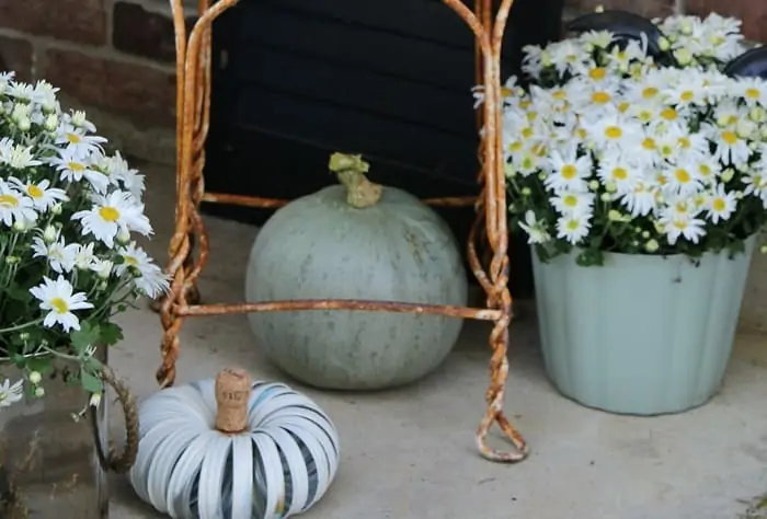 How To Decorate The Porch For Fall With Mums And Vintage Finds (21)