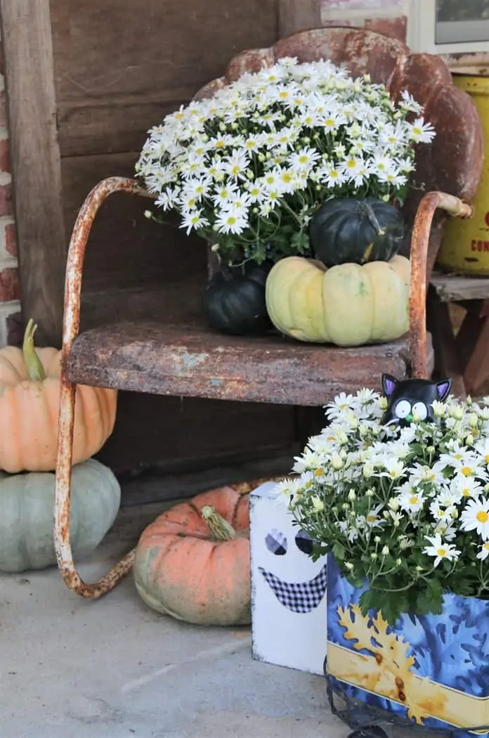 How To Decorate The Porch For Fall With Mums And Vintage Finds (24)