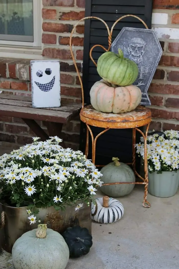 How To Decorate The Porch For Fall With Mums And Vintage Finds (6)