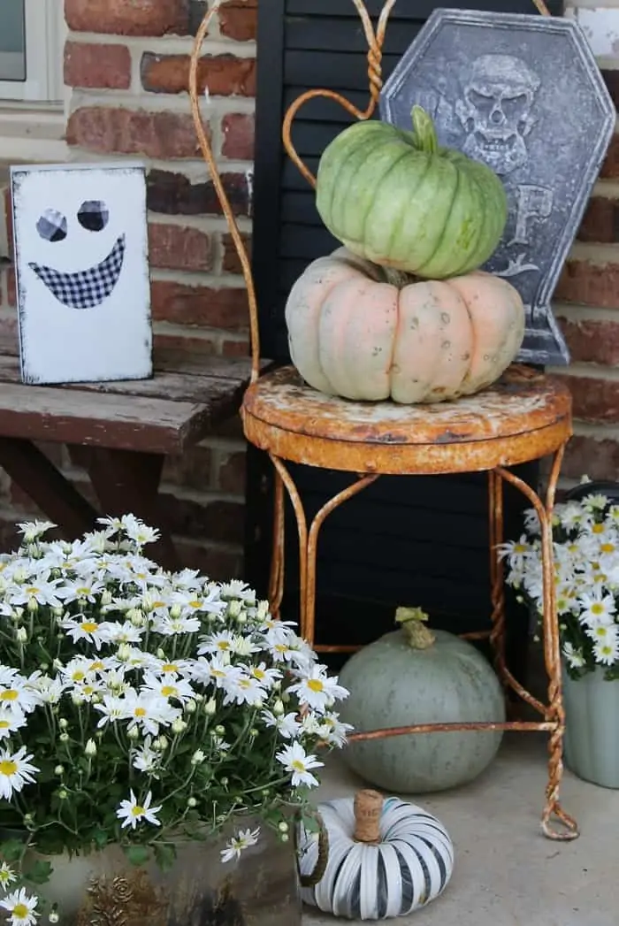 How To Decorate The Porch For Fall With Mums And Vintage Finds (8)