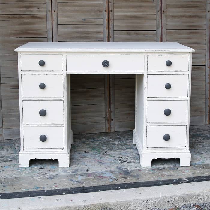 How to paint an old desk using white paint and replacing the knobs