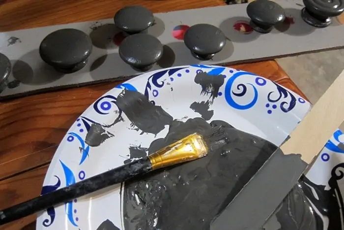 mixing paint colors for distressing furniture and painting knobs (1)