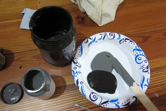 mixing paint colors for distressing furniture and painting knobs (2)