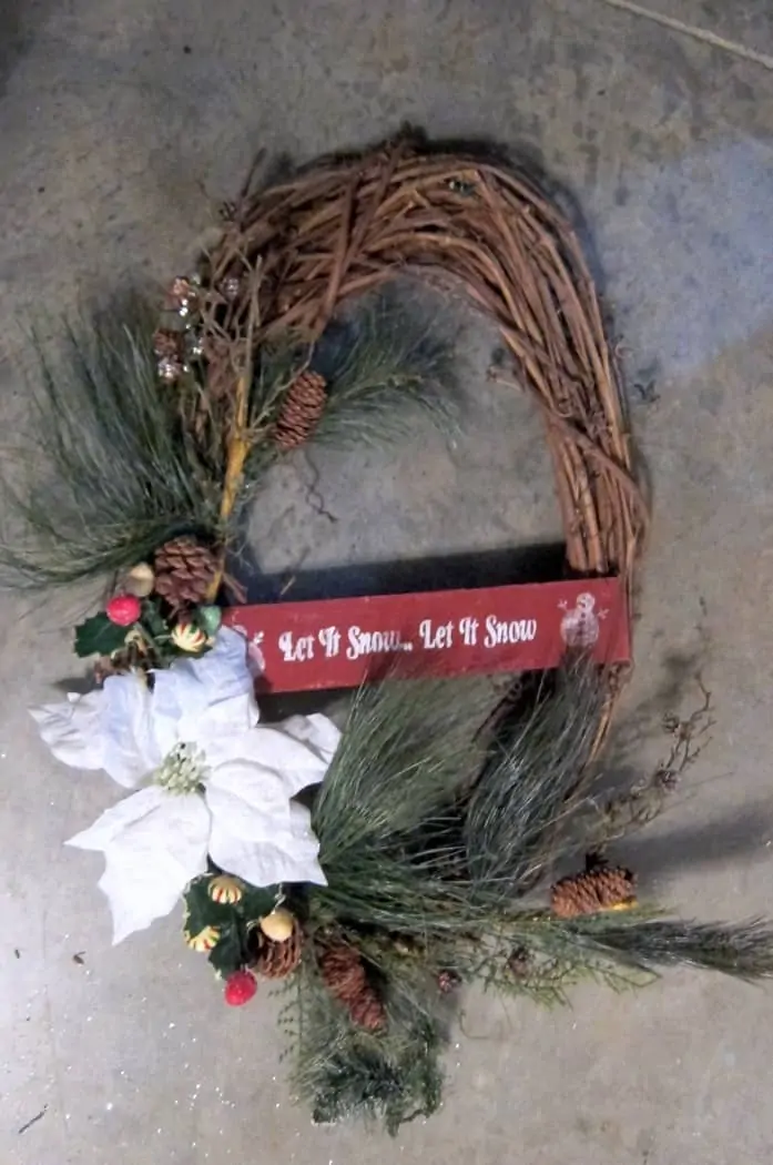 how to make a Christmas wreath using a grapevine (3)